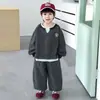 2229 Conjunto de Otoño para Niños 2026 Nuevo Estilo Coreano Conjunto de Sudadera de Rayas Falso Dos Piezas para Niños Ropa de Primavera