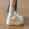 Zapatillas blancas versátiles para estudiantes, niñas, nuevo estilo primavera y otoño 2026, zapatos de lona con plataforma de aumento de altura, mocasines lindos