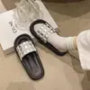 Chinelos de Sola Grossa para Mulheres 2026 Verão Novo Estilo Sandálias com Padrão de Diamante para Uso Externo Casuais Versáteis Plataforma Sandálias de Sola Grossa Venda por Atacado