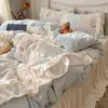 Juego de ropa de cama de invierno estilo coreano, suave y femenino, con ribete de encaje y falda de cama de terciopelo de leche cálida y suave (juego de cuatro piezas) y un juego de felpa de coral engrosado (conjunto de tres piezas)