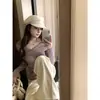 Elegante suéter morado de corte ajustado, con un chic diseño de cuello en V, una moderna tejido de punto pullover y un look único y discreto
