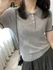 Elegante Top de Punto de Manga Corta con Cuello Polo y Botones de Colores, Delgado y Elegante, Perfecto para el Trabajo, Corte Ajustado y Favorecedor para Mujeres