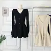Vestido de Punto con Botones Color Albaricoque para Mujer Petite, Nuevo Estilo Otoño 2026, Línea A Ceñido a la Cintura, Adelgazante, Cuello en V, Vestido Corto de Moda