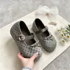 Zapatos de un solo piso con lazo de lunares, de tono lechoso y suaves, con un diseño cómodo y flexible que permite un fácil ajuste y evita que los zapatos queden demasiado apretados