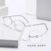 Gafas Graduadas Ultraligeras con Incrustaciones de Diamantes, Mismo Estilo, Acabado de Alta Gama, Diseño Cat-Eye con Montura Dorada y Aspecto Natural para Miopía