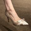 Otoño Nuevo Nicho Tacones Altos Color Nude para Mujer Tacón de Aguja Punta Fina Satín Temperamento Zapatos de Lazo Suaves