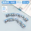 Carpeta con pestaña para organizar exámenes y materiales; clips para encuadernación.