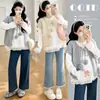 Conjunto de Roupa em Camadas para Maternidade - Blusa Longa de Renda Patchwork Estilo Coreano + Colete de Tricô com Pompons - Primavera 2026
