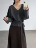 Suéter tejido Jiangzuo elegante y con estilo, de cuello en V que ajusta la cintura, para mujer, nuevo otoño e invierno, top suave, elástico y versátil Z016