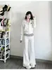 Sudadera corta blanca de hombros descubiertos para mujer, adecuada para principios de otoño, casual y deportiva, con un ambiente sofisticado e intelectual, atuendo completo