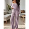 Exclusivo para exportação, este conjunto de pijama quadrado com acabamento em renda, estilo europeu e americano, possui mangas compridas e calças compridas, perfeito para loungewear feminino.. Fornecimento direto da fábrica