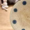 Encanto atemporal - Taza y platillo de cerámica pintados a mano en acabado mate - Taza y platillo de café vintage de cerámica con lunares azules - Exquisita taza de té de la tarde