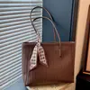 Bolsa de Hombro Tote Grande de Gran Capacidad Versátil Moda Otoño 2026 Transfronteriza Bolsa de Viaje Vintage Súper Popular