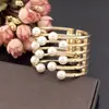 Fabricantes de Yiwu joyería exagerada europea y americana joyería nueva aleación de alta calidad abanico simétrico pulsera de perlas para mujer