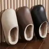Chinelos de algodão para mulheres e casais, adequados para uso interno no inverno, com forro adicional de fleece para aquecimento, proporcionando uma sensação macia e confortável, e também disponíveis em tamanhos masculinos para outono e inverno.