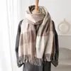 2025 Nuevo Estilo Coreano Simple Imitación Cachemir Cuadros Bufanda Chal Cálido Moda Otoño e Invierno Versátil Bufanda con Borlas para Mujer