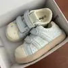 Tênis versáteis de alta moda estilo coreano com bolinhas e velcro para mulheres, novos mocassins de tendência estilo preguiçoso de nicho para a primavera-verão de 2026