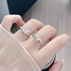 Anillo de Luna y Mariposa de Lujo Ligero de Nicho Suave para Mujer, Temperamento Versátil, Anillo Abierto Ajustable para Dedo Índice, Anillo de Celebridad de Internet