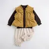 Conjunto de chaleco de algodón para bebé niña de invierno, estilo otoño e invierno para niños, con ribete de volantes, pantalones largos forrados de forro polar y una camiseta de punto - un conjunto de tres piezas