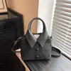 Bolso de Mano Pequeño Elegante de Nicho Transfronterizo para Mujer 2025 Nueva Moda de Verano Bolso de Mano de Alta Gama Bolso Cruzado Versátil