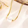 Collar de acero y titanio con perlas apiladas de doble capa y cadena de clavícula que combina con todo, con elegantes trazos de flores y diseño de nicho atmosférico para mujer.