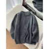 Cardigã de tricô redondo de alta qualidade, estilo americano, para homens, apresentando um visual outonal relaxado e casual com um toque de elegância old-money.