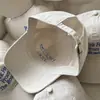 Essencial para Todas as Estações! Boné de Baseball Doce Off-White com Bordado Azul Inglês para Mulheres, Novo Moda 2025 Boné Duckbill