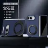 Adequado para o telefone Apple Duo, esta capa protetora possui um suporte giratório integrado, fixação magnética e um acabamento fosco resistente a arranhões.. Ele também oferece proteção contra quedas para o iPhone Duo
