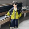 Conjunto de Cortavientos a Rayas para Niños Primavera y Otoño 2026 Nuevo Estilo de Otoño Conjunto Deportivo de Dos Piezas para Niños Pequeños Atuendo de Moda