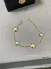 Colar Duplo Flor V-Shaped de Luxo com Madrepérola Branca e Rosa, Corrente para Clavícula Dupla Flor Trevo de Quatro Folhas, Colar em Formato de Diamante, Luxo Leve de Alta Qualidade