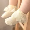 Uma geração de meias de renda de verão ultra finas para bebê menina, meias de renda para bebê recém-nascido, primavera e verão, malha respirável, botão de menina