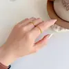 Anel Liso de Aço Titânio com Contas Douradas para Mulheres, Empilhável, Versátil, Anel Fino para Dedo Indicador da Moda, Anel Círculo Banhado a Ouro 18K, Anel de Aço Titânio