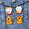 Insignia de Año Nuevo de Gato de la Suerte de Dibujos Animados Lindo Animal Yuanbao Capibara Disfraz Broche Decoraciones para Mochila Escolar de Estudiante