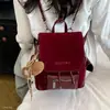Mochila con textura similar al ante, nuevo diseño minimalista para 2026, adecuada para el trayecto diario, se puede llevar a mano, usar como bolso de hombro o mochila, y presenta un estilo retro y moderno para el otoño