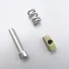 Accesorios para telar de chorro Tsudakoma Red Flag, que incluyen un pequeño bloque cuadrado de metal con un resorte en cada extremo, tornillos de 5M y un marco integral South Sea