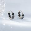 Diseño de nicho cristal gris aretes encantadores hebilla de oreja temperamento de lujo ligero femenino personalidad versátil simple aretes calientes
