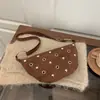 Bolsa Feminina 2026 Novo Modelo Moda Europeia e Americana Estilo Punk Bolsa de Ombro com Tachas para Mulheres Uso Diário Transversal Bolsa Bolinho Tendência