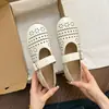 2026 Primavera/Verão Novo Estilo Uma Tira Fivela Vazado Bico Redondo Raso Mary Jane Sapatos Moda Feminina Atacado