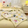 Juego de Cuatro Piezas de Colcha de Verano Estilo Dibujos Animados, Juego de Colcha Refrescante de Verano y Sábana Ajustable 100% Algodón, Juego de Tres Piezas para Dormitorio de Estudiantes, Colcha Delgada, Lavable a Máquina
