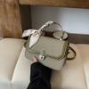Bolsa pequena nova chegada, textura lisa de cor sólida, tendência feminina 2025, alça de ombro larga, transversal, pequena bolsa quadrada fashion
