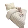 Conjunto de Tres Piezas Nube Rayas Verdes y Blancas Frescas Suave y Cómodo Estilo Minimalista Japonés Juego de Cama de Tres Piezas para Habitación de Alquiler Dormitorio