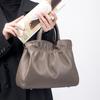 Nuevo bolso de mano de piel de vaca de moda europea y americana para mujer, bolso de hombro plisado de piel auténtica de nicho para mujer, bolso de mensajero de gran capacidad