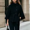Roupas femininas transfronteiriças europeias e americanas de 2026: gola alta, fechamento diagonal por botões, mangas amplas, cintura marcada com cinto e elegante casaco de lã para o trajeto