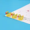 Muñeco de pato de dibujos animados amarillo luminoso adornos pequeños micro paisajismo resina joyería creativa manualidades accesorios
