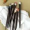 Palillos de Madera Afilados Estilo Japonés con Diseños Impresos, Caja de Regalo de Alta Gama, Palillos de Madera Multicolor, Un Par de Palillos por Persona