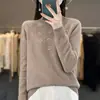 Nueva colección Otoño/Invierno 2026: suéter de punto para mujer de manga larga, cuello semi-alto, con adornos florales de pedrería y un diseño holgado y elegante