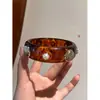 Pulseira Redonda de Pérola com Casca de Resina Moda Retrô Elegante Estilosa Luxo Acessível Alta Qualidade Versátil para Mulheres