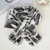 Cachecol de pelúcia com estampa de leopardo para outono e inverno, quente, versátil, gola de leopardo para adultos, cachecol estilo coreano de imitação de pelo de coelho, cachecol feminino