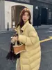 Chamarra Larga de Plumas hasta la Rodilla para Mujer 2026 Nueva Engrosada Amarillo Leche Diseño de Cuello Alto Sentido del Diseño Versátil Estilo Coreano Holgada Ropa de Abrigo