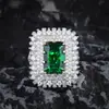 Diseño de Joyería de Alta Gama Anillo Imitación Esmeralda Diamante Corte Princesa Incrustado Diamante Verde Abierto Circonita Geométrico Lujo Ligero